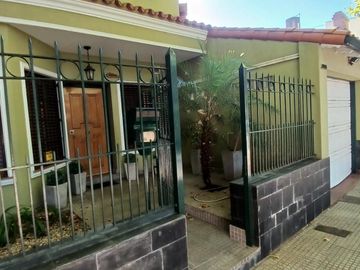 CHALET SOBRE INMENSO LOTE DE 9,02 X 42,70 SON 6 AMBIENTES CON PARQUE PISCNA Y QUINCHO CON SUM Y DEP.