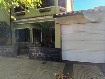 CHALET SOBRE INMENSO LOTE DE 9,02 X 42,70 SON 6 AMBIENTES CON PARQUE PISCNA Y QUINCHO CON SUM Y DEP.
