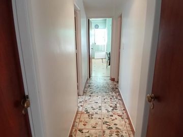 CHALET SOBRE INMENSO LOTE DE 9,02 X 42,70 SON 6 AMBIENTES CON PARQUE PISCNA Y QUINCHO CON SUM Y DEP.
