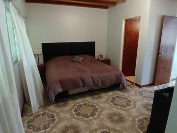 CHALET SOBRE INMENSO LOTE DE 9,02 X 42,70 SON 6 AMBIENTES CON PARQUE PISCNA Y QUINCHO CON SUM Y DEP.