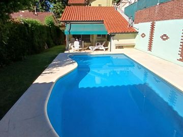 CHALET SOBRE INMENSO LOTE DE 9,02 X 42,70 SON 6 AMBIENTES CON PARQUE PISCNA Y QUINCHO CON SUM Y DEP.