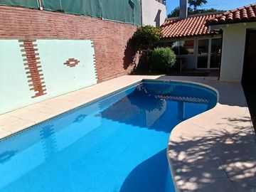 CHALET SOBRE INMENSO LOTE DE 9,02 X 42,70 SON 6 AMBIENTES CON PARQUE PISCNA Y QUINCHO CON SUM Y DEP.