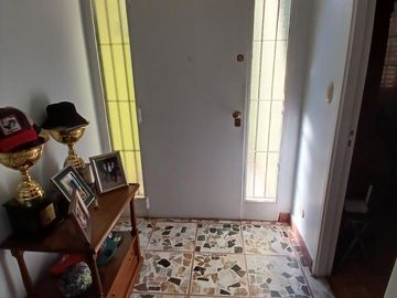 CHALET SOBRE INMENSO LOTE DE 9,02 X 42,70 SON 6 AMBIENTES CON PARQUE PISCNA Y QUINCHO CON SUM Y DEP.