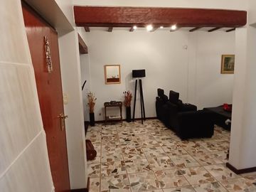 CHALET SOBRE INMENSO LOTE DE 9,02 X 42,70 SON 6 AMBIENTES CON PARQUE PISCNA Y QUINCHO CON SUM Y DEP.