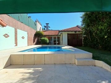 CHALET SOBRE INMENSO LOTE DE 9,02 X 42,70 SON 6 AMBIENTES CON PARQUE PISCNA Y QUINCHO CON SUM Y DEP.