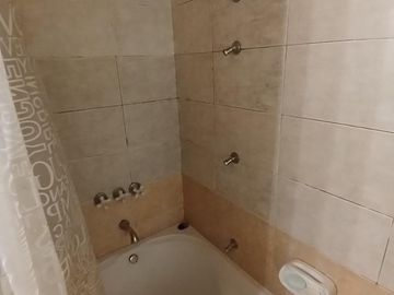 CHALET SOBRE INMENSO LOTE DE 9,02 X 42,70 SON 6 AMBIENTES CON PARQUE PISCNA Y QUINCHO CON SUM Y DEP.