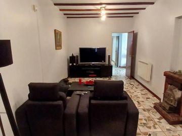 CHALET SOBRE INMENSO LOTE DE 9,02 X 42,70 SON 6 AMBIENTES CON PARQUE PISCNA Y QUINCHO CON SUM Y DEP.
