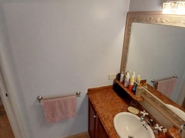 CHALET SOBRE INMENSO LOTE DE 9,02 X 42,70 SON 6 AMBIENTES CON PARQUE PISCNA Y QUINCHO CON SUM Y DEP.
