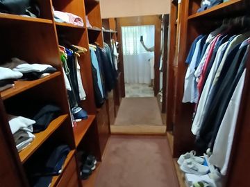 CHALET SOBRE INMENSO LOTE DE 9,02 X 42,70 SON 6 AMBIENTES CON PARQUE PISCNA Y QUINCHO CON SUM Y DEP.