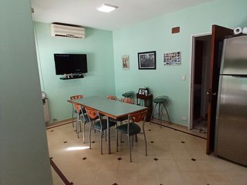 CHALET SOBRE INMENSO LOTE DE 9,02 X 42,70 SON 6 AMBIENTES CON PARQUE PISCNA Y QUINCHO CON SUM Y DEP.