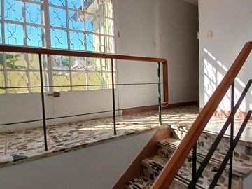 CHALET SOBRE INMENSO LOTE DE 9,02 X 42,70 SON 6 AMBIENTES CON PARQUE PISCNA Y QUINCHO CON SUM Y DEP.