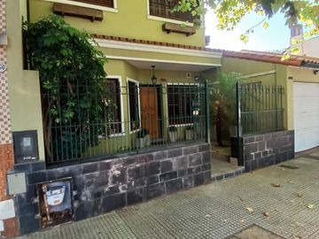 CHALET SOBRE INMENSO LOTE DE 9,02 X 42,70 SON 6 AMBIENTES CON PARQUE PISCNA Y QUINCHO CON SUM Y DEP.