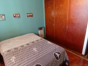 CHALET SOBRE INMENSO LOTE DE 9,02 X 42,70 SON 6 AMBIENTES CON PARQUE PISCNA Y QUINCHO CON SUM Y DEP.