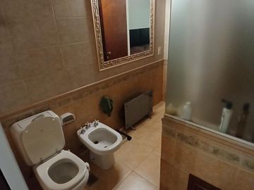 CHALET SOBRE INMENSO LOTE DE 9,02 X 42,70 SON 6 AMBIENTES CON PARQUE PISCNA Y QUINCHO CON SUM Y DEP.