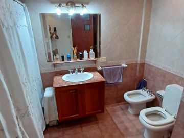 CHALET SOBRE INMENSO LOTE DE 9,02 X 42,70 SON 6 AMBIENTES CON PARQUE PISCNA Y QUINCHO CON SUM Y DEP.