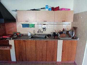 CHALET SOBRE INMENSO LOTE DE 9,02 X 42,70 SON 6 AMBIENTES CON PARQUE PISCNA Y QUINCHO CON SUM Y DEP.