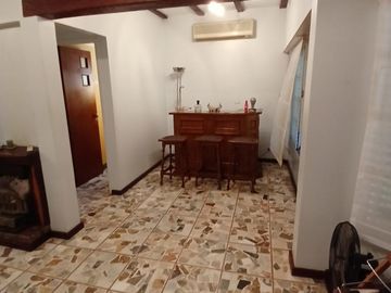 CHALET SOBRE INMENSO LOTE DE 9,02 X 42,70 SON 6 AMBIENTES CON PARQUE PISCNA Y QUINCHO CON SUM Y DEP.