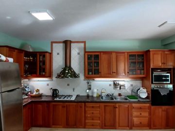 CHALET SOBRE INMENSO LOTE DE 9,02 X 42,70 SON 6 AMBIENTES CON PARQUE PISCNA Y QUINCHO CON SUM Y DEP.