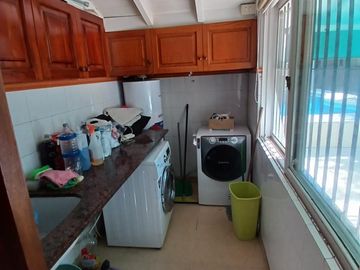 CHALET SOBRE INMENSO LOTE DE 9,02 X 42,70 SON 6 AMBIENTES CON PARQUE PISCNA Y QUINCHO CON SUM Y DEP.
