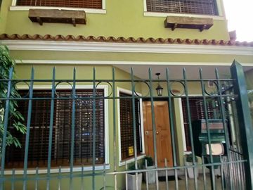CHALET SOBRE INMENSO LOTE DE 9,02 X 42,70 SON 6 AMBIENTES CON PARQUE PISCNA Y QUINCHO CON SUM Y DEP.