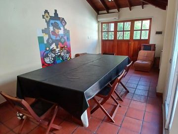 CHALET SOBRE INMENSO LOTE DE 9,02 X 42,70 SON 6 AMBIENTES CON PARQUE PISCNA Y QUINCHO CON SUM Y DEP.