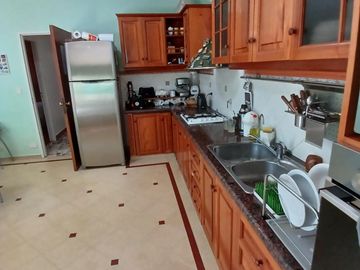 CHALET SOBRE INMENSO LOTE DE 9,02 X 42,70 SON 6 AMBIENTES CON PARQUE PISCNA Y QUINCHO CON SUM Y DEP.