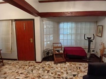 CHALET SOBRE INMENSO LOTE DE 9,02 X 42,70 SON 6 AMBIENTES CON PARQUE PISCNA Y QUINCHO CON SUM Y DEP.