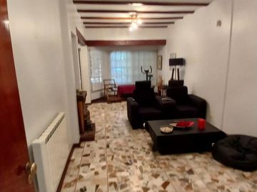 CHALET SOBRE INMENSO LOTE DE 9,02 X 42,70 SON 6 AMBIENTES CON PARQUE PISCNA Y QUINCHO CON SUM Y DEP.
