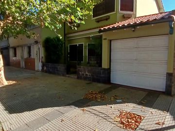 CHALET SOBRE INMENSO LOTE DE 9,02 X 42,70 SON 6 AMBIENTES CON PARQUE PISCNA Y QUINCHO CON SUM Y DEP.