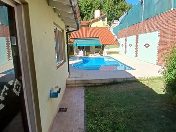 CHALET SOBRE INMENSO LOTE DE 9,02 X 42,70 SON 6 AMBIENTES CON PARQUE PISCNA Y QUINCHO CON SUM Y DEP.