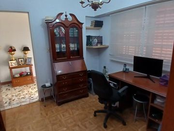 CHALET SOBRE INMENSO LOTE DE 9,02 X 42,70 SON 6 AMBIENTES CON PARQUE PISCNA Y QUINCHO CON SUM Y DEP.