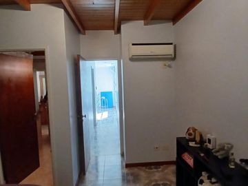 CHALET SOBRE INMENSO LOTE DE 9,02 X 42,70 SON 6 AMBIENTES CON PARQUE PISCNA Y QUINCHO CON SUM Y DEP.