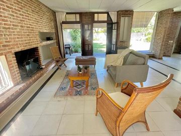 Casa de cuatro ambientes a la venta en Bella Vista. APTO CREDITO