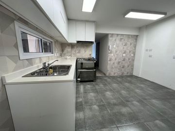 Hermoso Departamento de 4 Ambientes C/ Balcón. Dependencia y Cochera