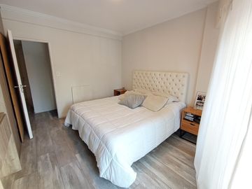 Hermoso Departamento de 4 Ambientes C/ Balcón. Dependencia y Cochera