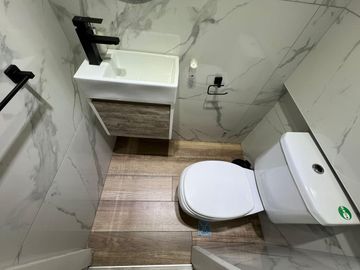 Hermoso Departamento de 4 Ambientes C/ Balcón. Dependencia y Cochera