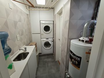 Hermoso Departamento de 4 Ambientes C/ Balcón. Dependencia y Cochera