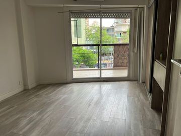 Hermoso Departamento de 4 Ambientes C/ Balcón. Dependencia y Cochera