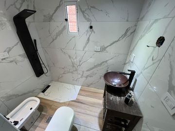 Hermoso Departamento de 4 Ambientes C/ Balcón. Dependencia y Cochera