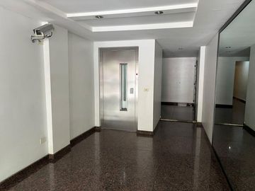 Hermoso Departamento de 4 Ambientes C/ Balcón. Dependencia y Cochera