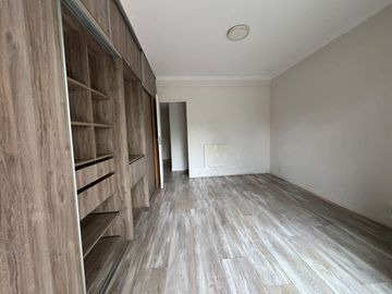 Hermoso Departamento de 4 Ambientes C/ Balcón. Dependencia y Cochera