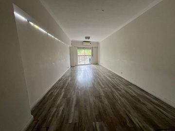 Hermoso Departamento de 4 Ambientes C/ Balcón. Dependencia y Cochera