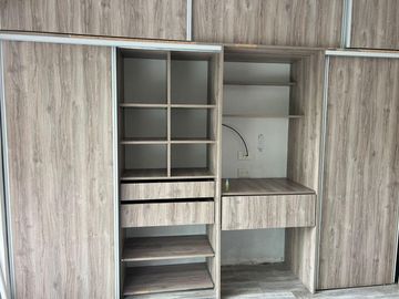 Hermoso Departamento de 4 Ambientes C/ Balcón. Dependencia y Cochera