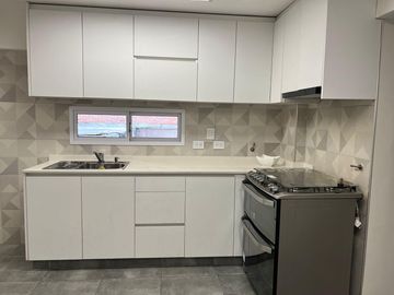 Hermoso Departamento de 4 Ambientes C/ Balcón. Dependencia y Cochera
