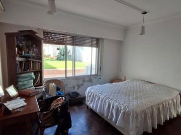 CASA CON DOS LOCALES SOBRE AVENIDA