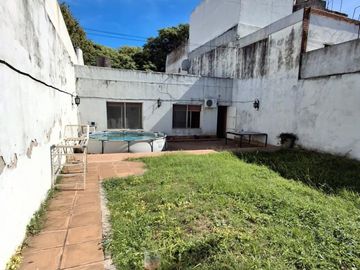 CASA CON DOS LOCALES SOBRE AVENIDA