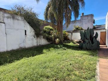 CASA CON DOS LOCALES SOBRE AVENIDA
