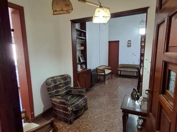 CASA CON DOS LOCALES SOBRE AVENIDA