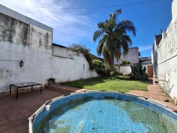 CASA CON DOS LOCALES SOBRE AVENIDA