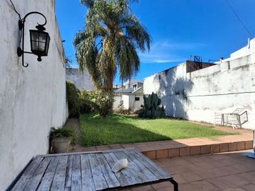 CASA CON DOS LOCALES SOBRE AVENIDA